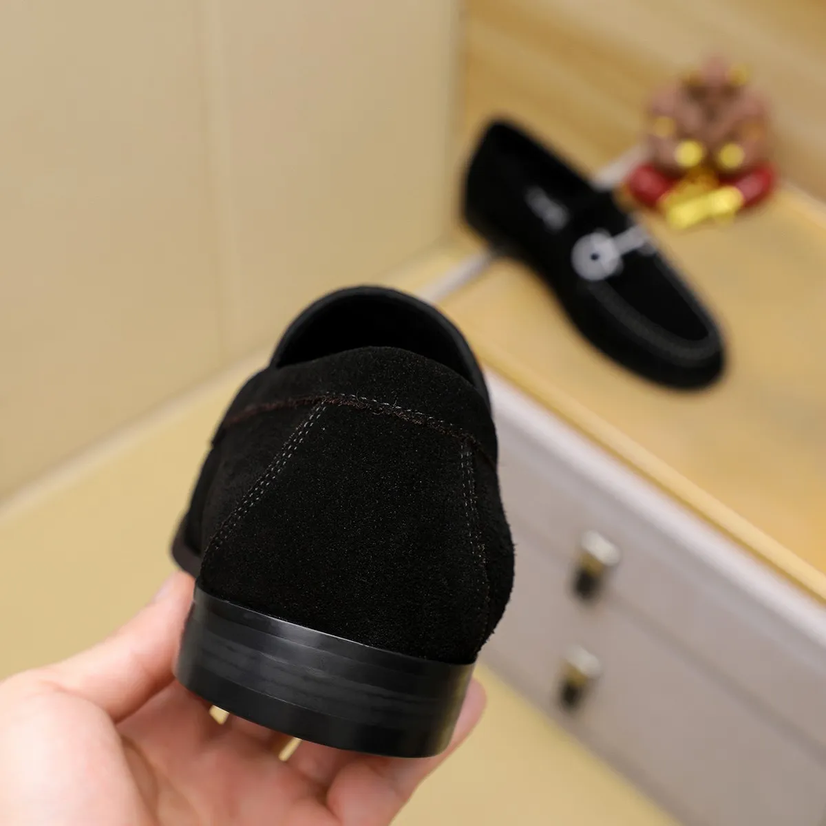 Men's shoes 💰460 🔥 Ferragamo new men's casual slip-on shoes 🇨🇳 Official website original 1:1 mold, original quality 💯 fine workmanship, high-end luxury ☘ The upper is made of imported Italian first-layer cowhide 🌴 Luxurious water dyeing 🐂 Leather lining 🍓 Rubber wear-resistant and non-slip outsole, breathable and comfortable to wear 🍍 The first choice for high-taste men, color optional! Code number 38-44 (45.46. Customized)